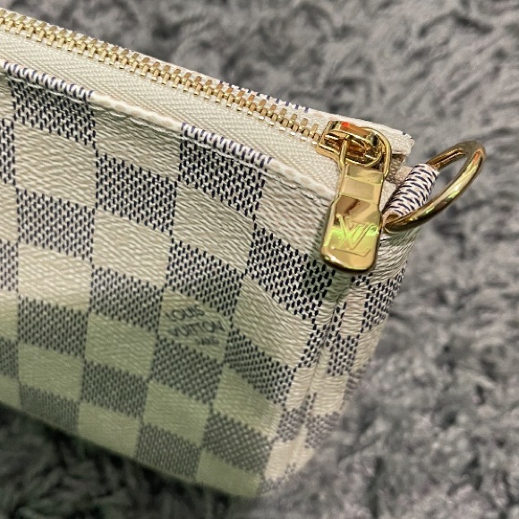 Louis Vuitton - Picture 3 of 10